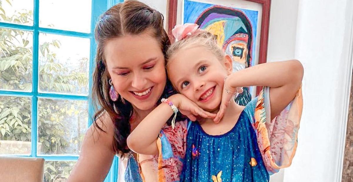Mari Bridi mostra o penteado maluco que fez em Aurora para o último dia de aula