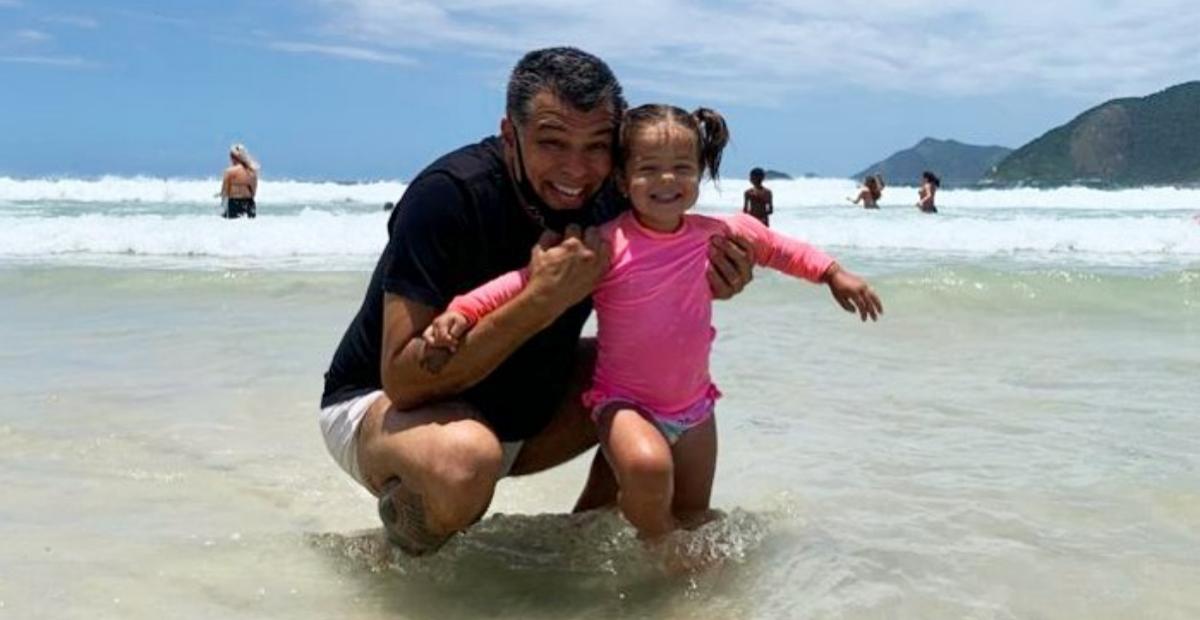 Mauricio Mattar curte praia coladinho com a filha, Ilha: ”Com a minha bonequinha”
