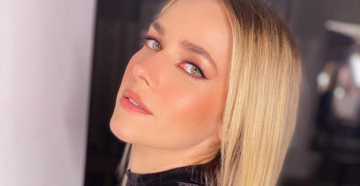 Monique Alfradique exibe clique com biquíni fininho e rouba a cena com corpão sarado: ”Sereia”