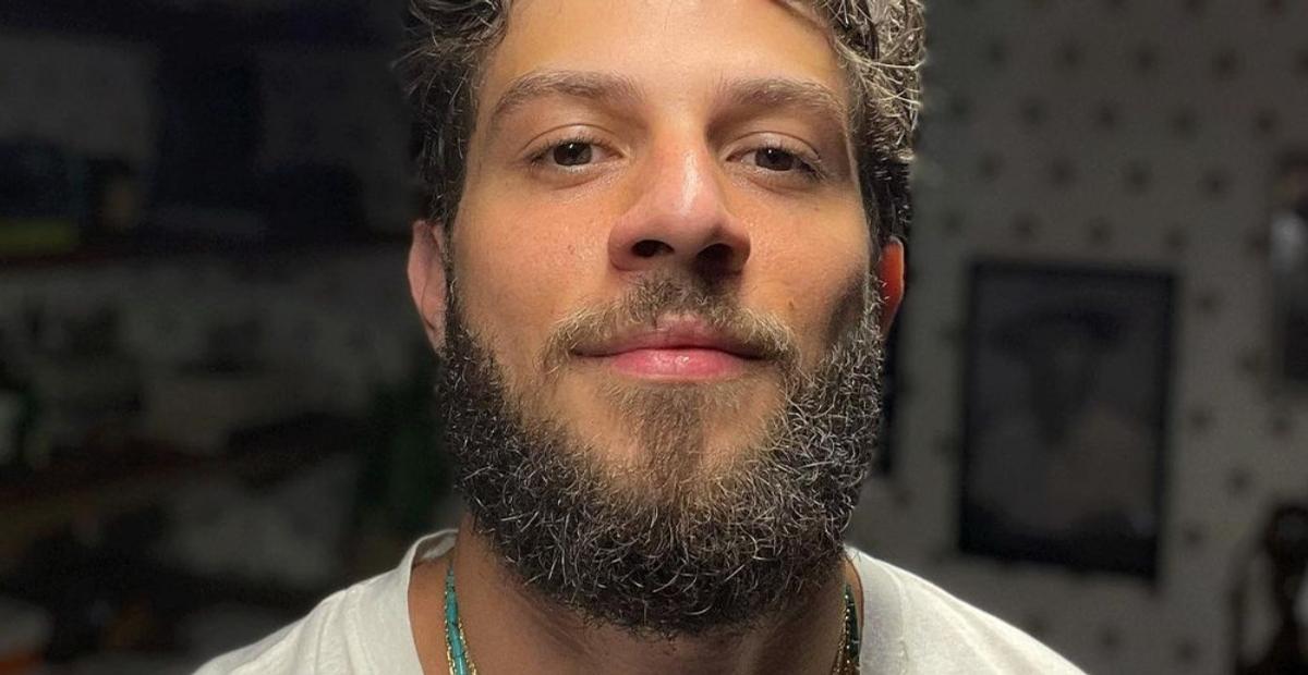 No treino de boxe, Chay Suede aparece sem camisa e arranca suspiros dos fãs com corpo sarado