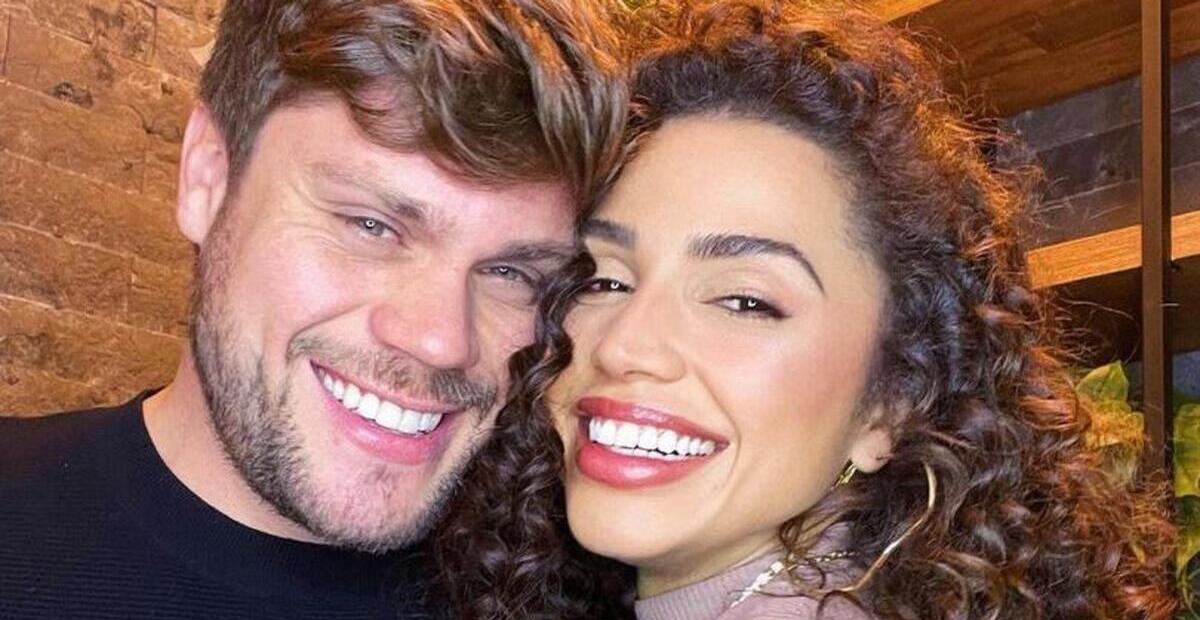 Paula Amorim abre álbum de viagem com Breno Simões: ”Turistando!”