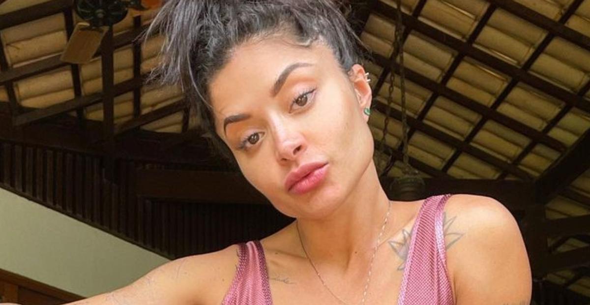 Rodeada pela natureza, Aline Campos mostra corpo escultural só de biquíni e ganha elogios da web