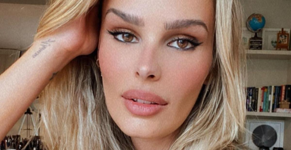 Yasmin Brunet empina bumbum enquanto renova o bronzeado e chama a atenção