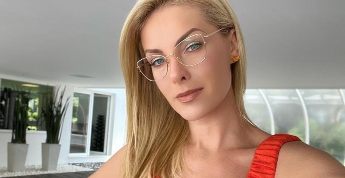 Ana Hickmann se transforma em rena ao fazer maquiagem especial para o Natal