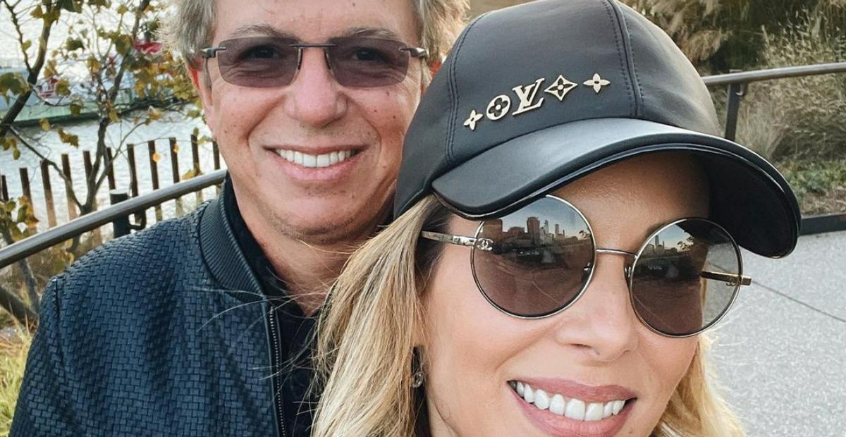 Boninho se diverte ao flagrar Ana Furtado arrumando a casa com look estiloso: ”Cheia de charme”