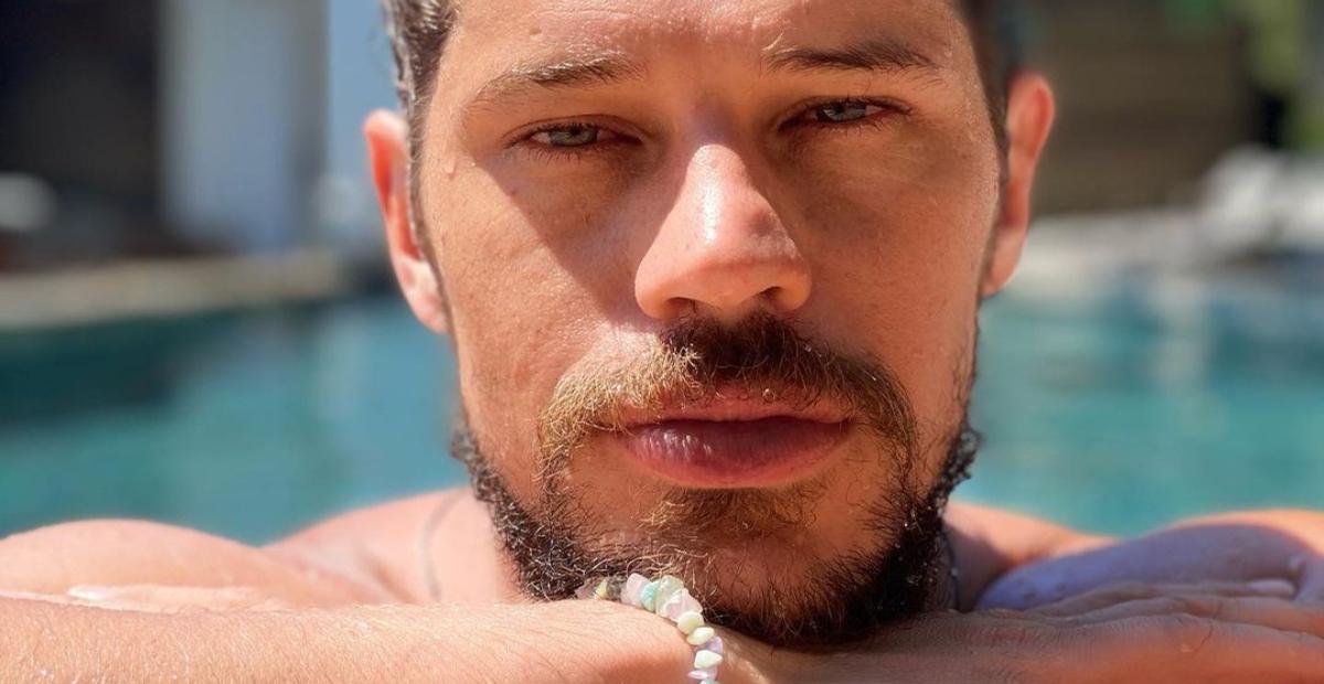 José Loreto aproveita festa na piscina com os amigos e web reage: ”Visão do paraíso”
