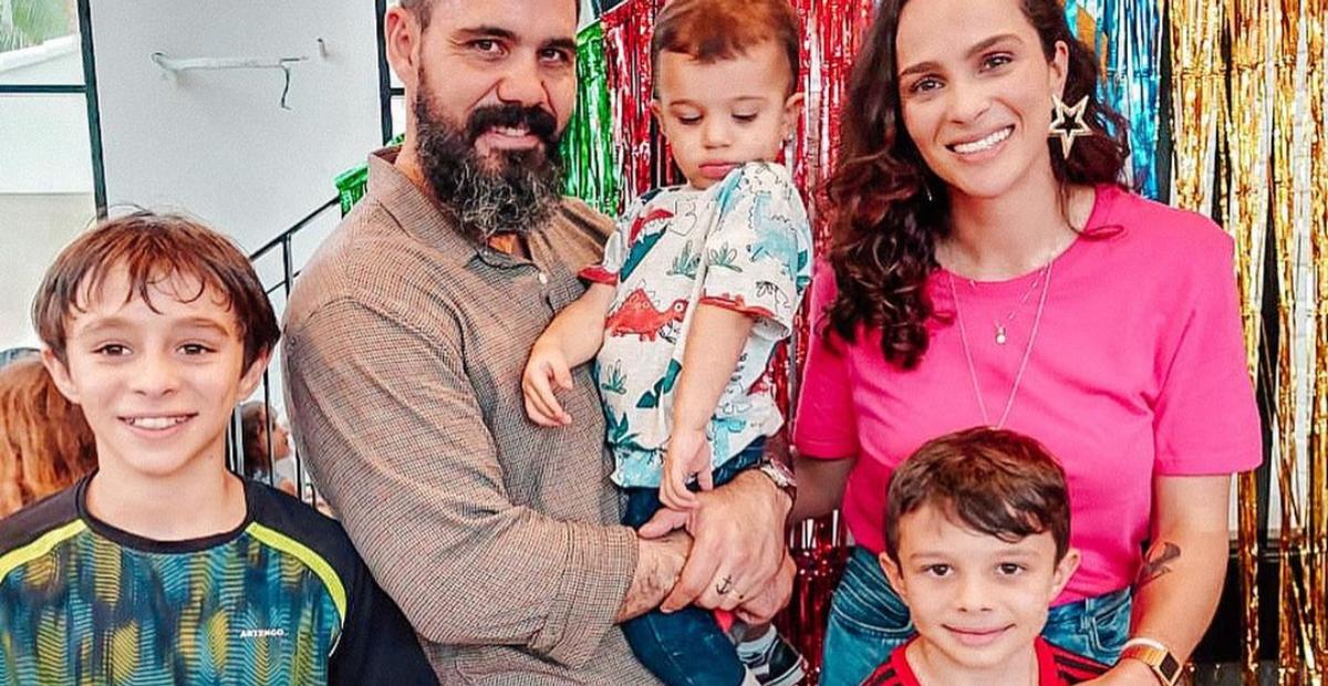 Letícia Cazarré mostra Juliano Cazarré se divertindo com os filhos: ”Minha tropa reunida”