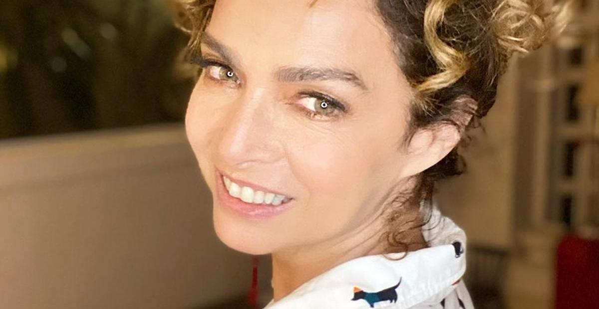 Curtindo dia na praia, Claudia Ohana esbanja corpo sarado só de maiô e chama atenção da web