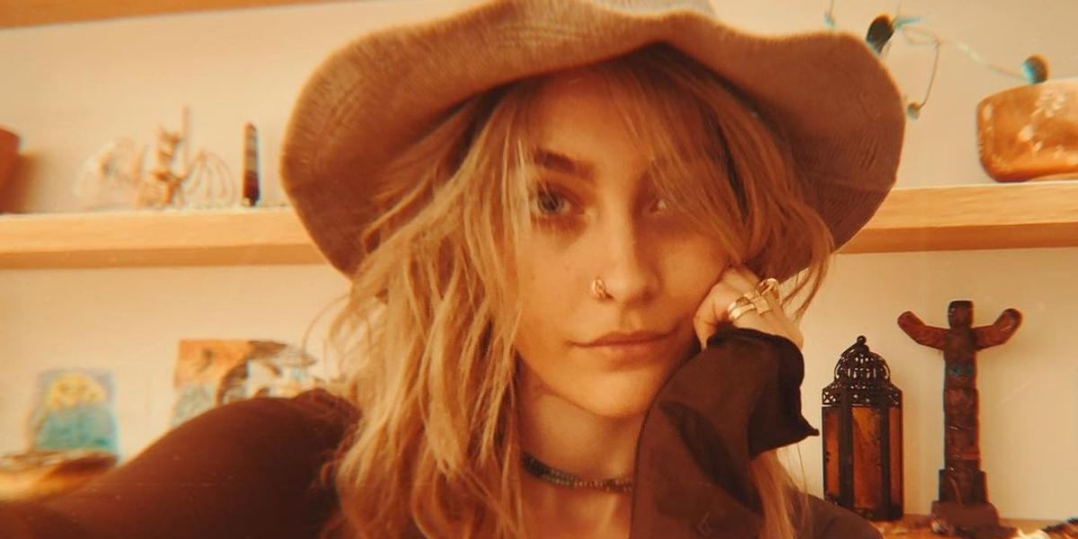 Filha de Michael Jackson compartilha foto nua em ritual da lua cheia: ”Amor, pureza e irmandade”