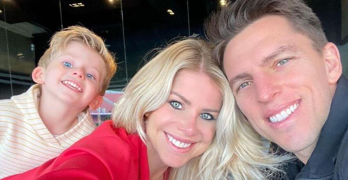 Karina Bacchi posta cliques encantadores ao lado do marido e do filho