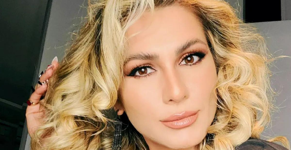 Lívia Andrade esbanja corpão ao surgir de biquíni em clique na web: ”Deusa!”