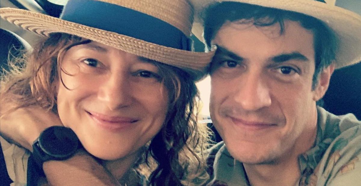 Paula Braun posta clique com Mateus Solano na Amazônia e brinca: ”Eu e um boto cor de rosa do sol”