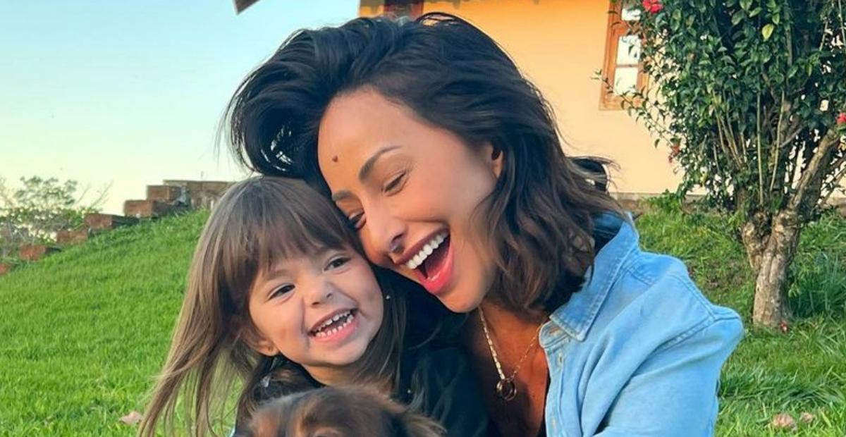 Sabrina Sato recebe abraço caloroso da filha, Zoe: ”É um amor que não tem explicação”