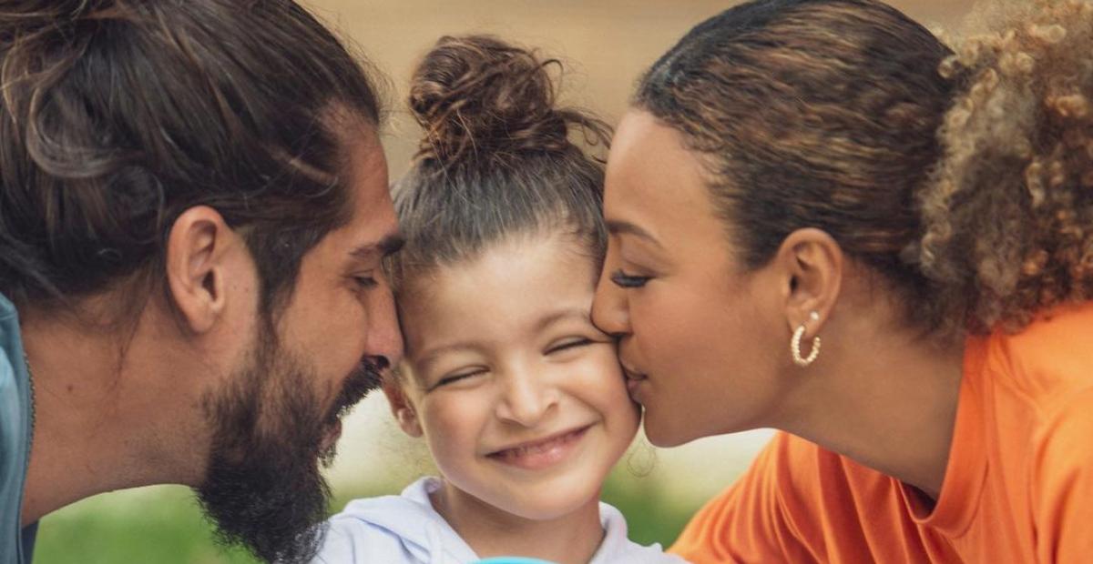 Sheron Menezzes resgata foto em família nos Lençóis Maranhenses