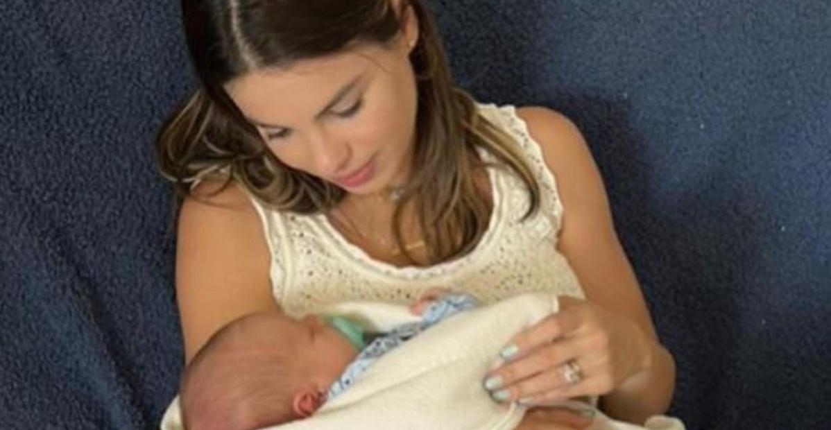 Sthefany Brito conhece o sobrinho, Kael, e se derrete: ”Quanto amor, meu Deus”