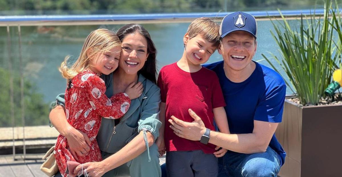 Thais Fersoza relembra Especial Roberto Carlos com os filhos e look dos pequenos rouba a cena