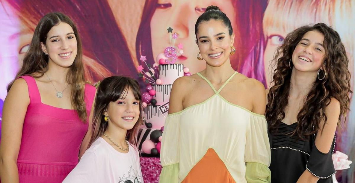 Vera Viel surge coladinha as filhas e se declara: ”Minhas meninas”