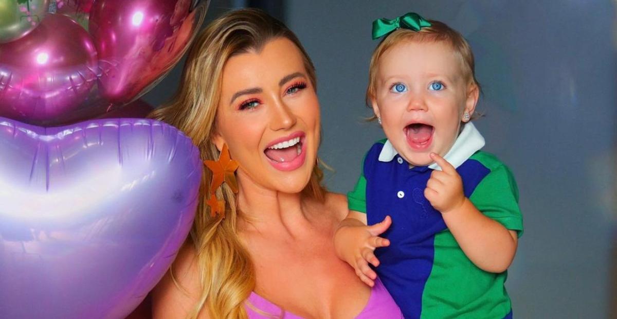 Ana Paula Siebert flagra a filha, Vicky, se divertindo na praia: ”Sereia”