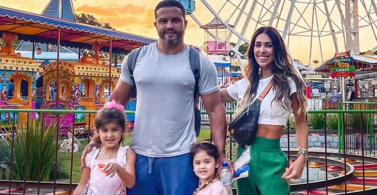 Bella Falconi posa em família e deseja Feliz Natal aos seguidores