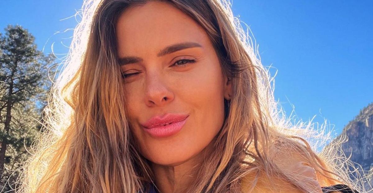 Carolina Dieckmann surge com visual diferente em mensagem natalina