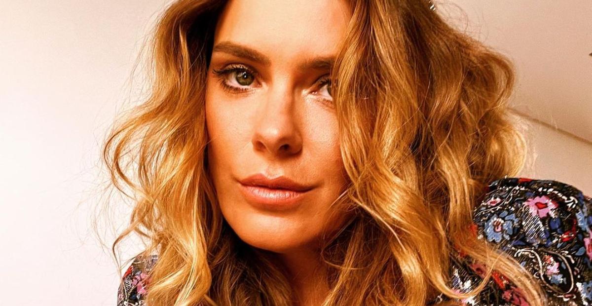 No clima do Natal, Carolina Dieckmann ostenta corpão em vestido vermelho: ”Mamãe Noel tá on”