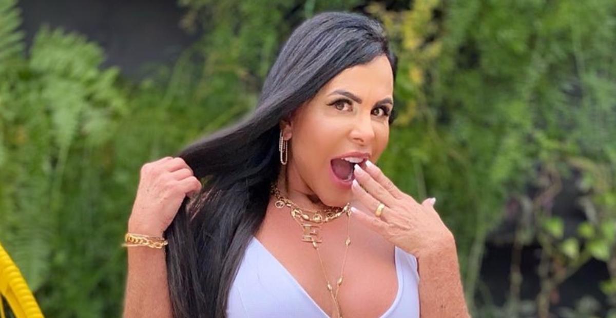 De férias no Pará, Gretchen curte piscina só de biquíni e dispara: ”Seja sempre o seu amor!”
