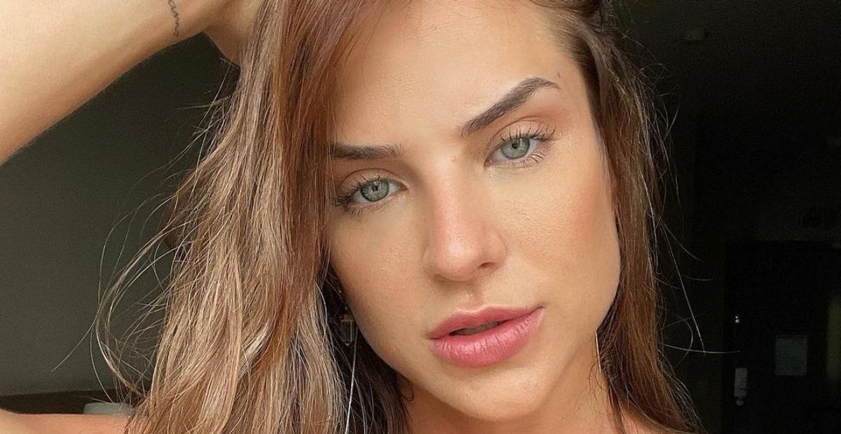 Gabi Martins aposta em vestido micro decotadíssimo e deixa web babando: ”Perfeita demais!”