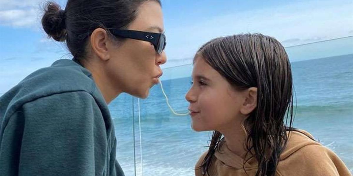 Gêmeas! Kourtney Kardashian combina peça de roupa avaliada em R$ 26 mil com a filha, Penelope Disick