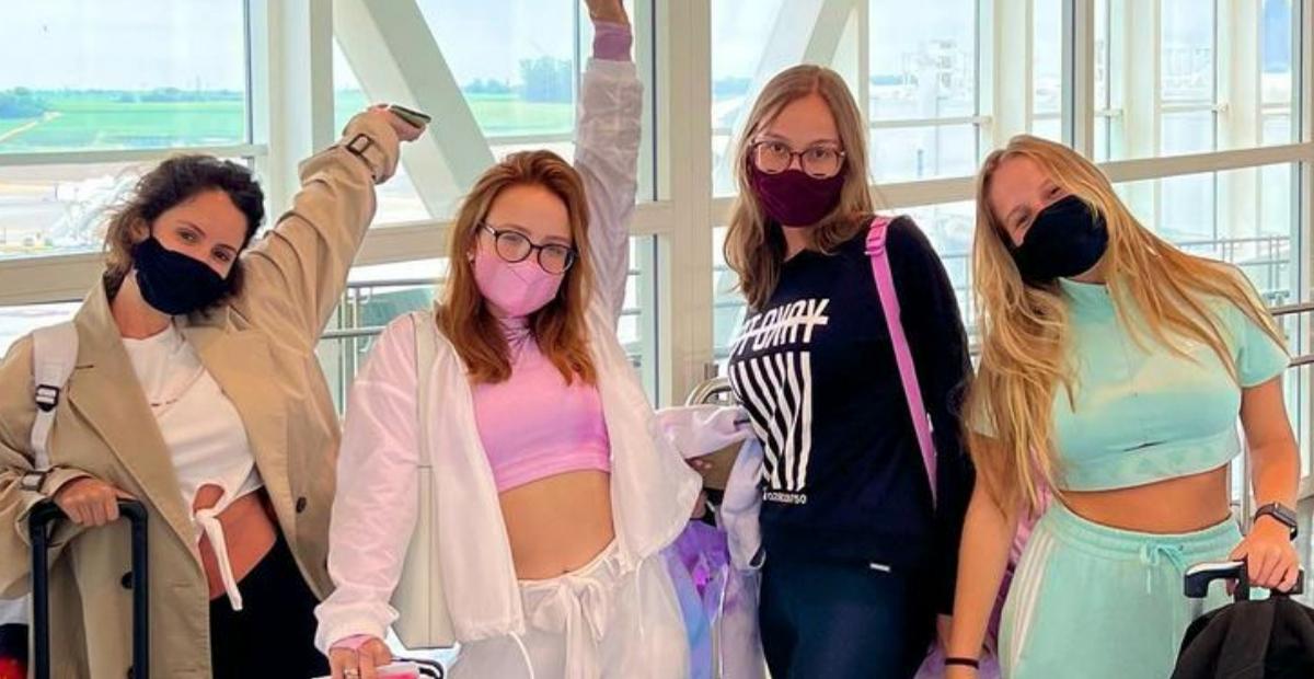 Larissa Manoela embarca para a Disney na companhia de amigas