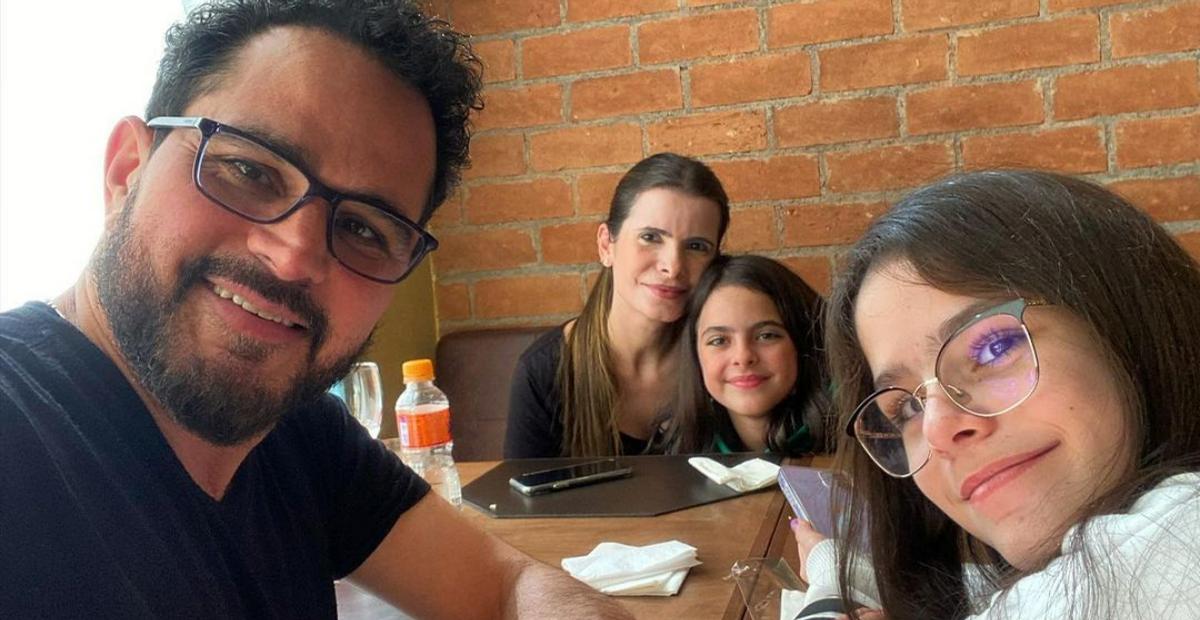 Luciano Camargo surge montando árvore de Natal ao lado da família