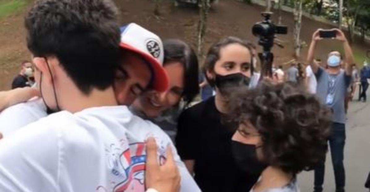 Marcos Mion compartilha vídeo emocionante da sua chegada em Aparecida e reencontro com a família