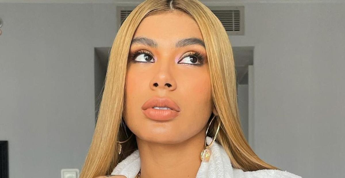 Sensual, Pocah empina o bumbum com calça transparente e leva web à loucura: ”Deusa”