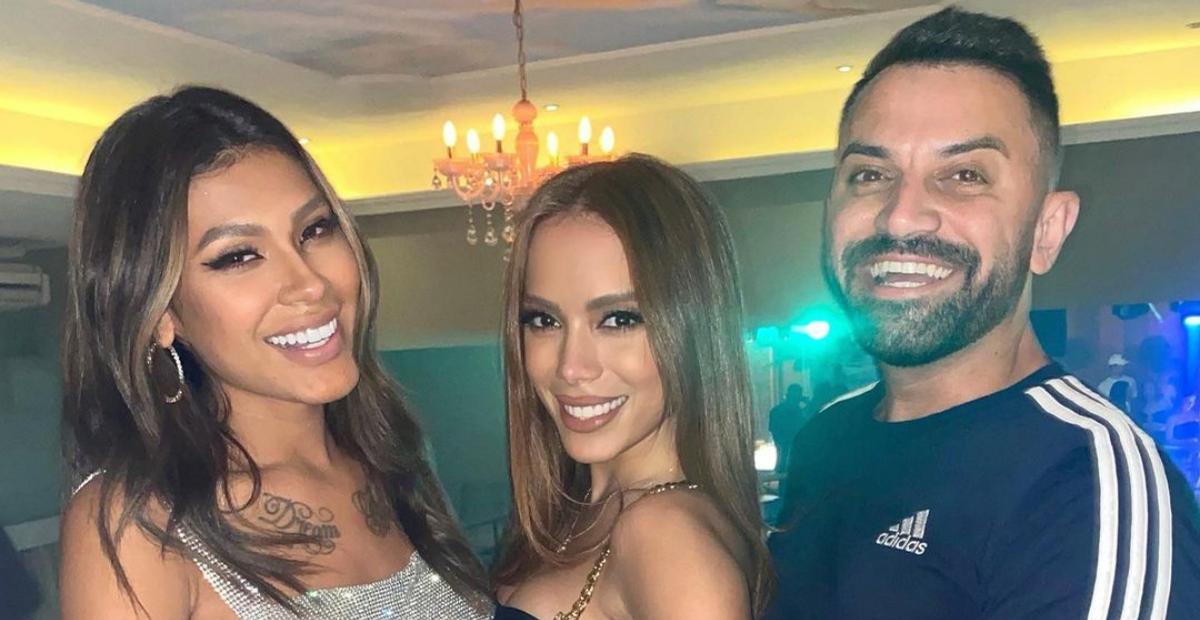 Pocah recria foto com Anitta após 10 anos: ”Receba esse glow up!”