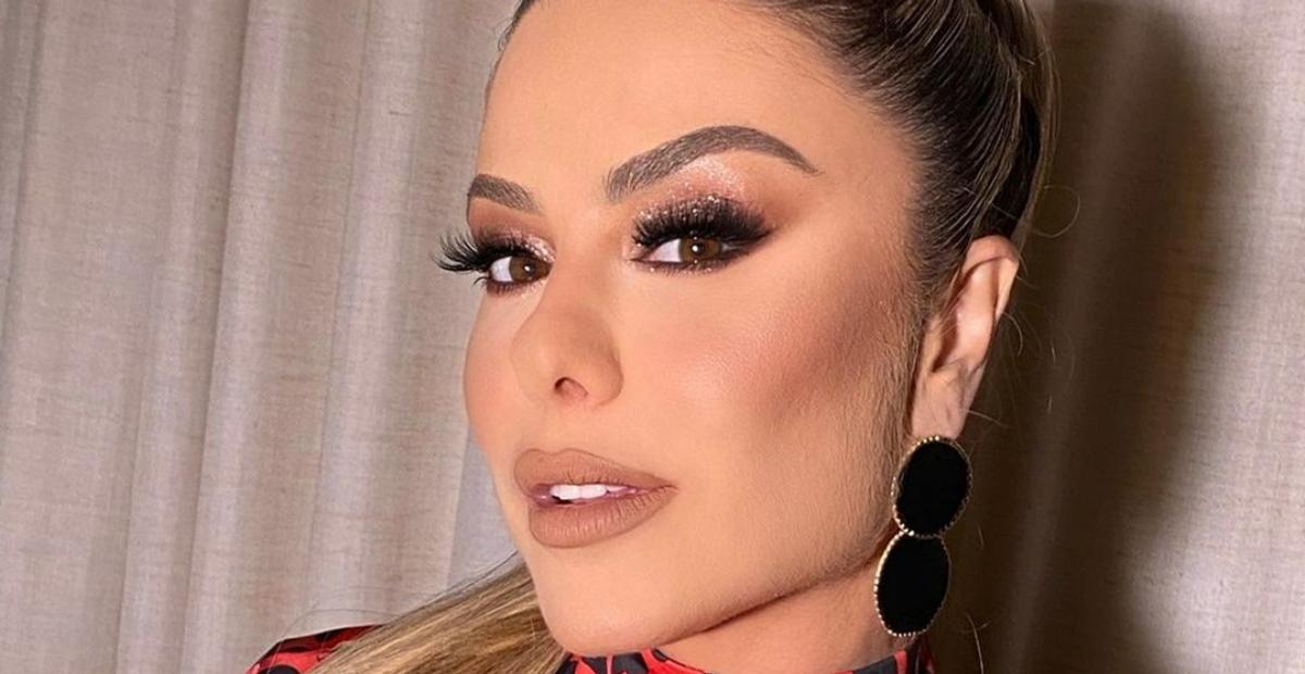 Poliana Rocha esbanja luxo ao posar ao lado de sua árvore de Natal