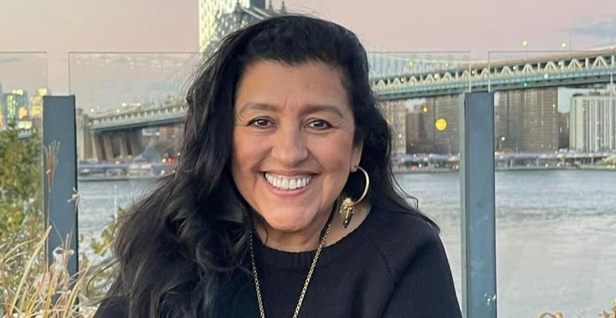 Regina Casé usa look totalmente branco em meio a neve e brinca: ”Abominável mulher das neves”