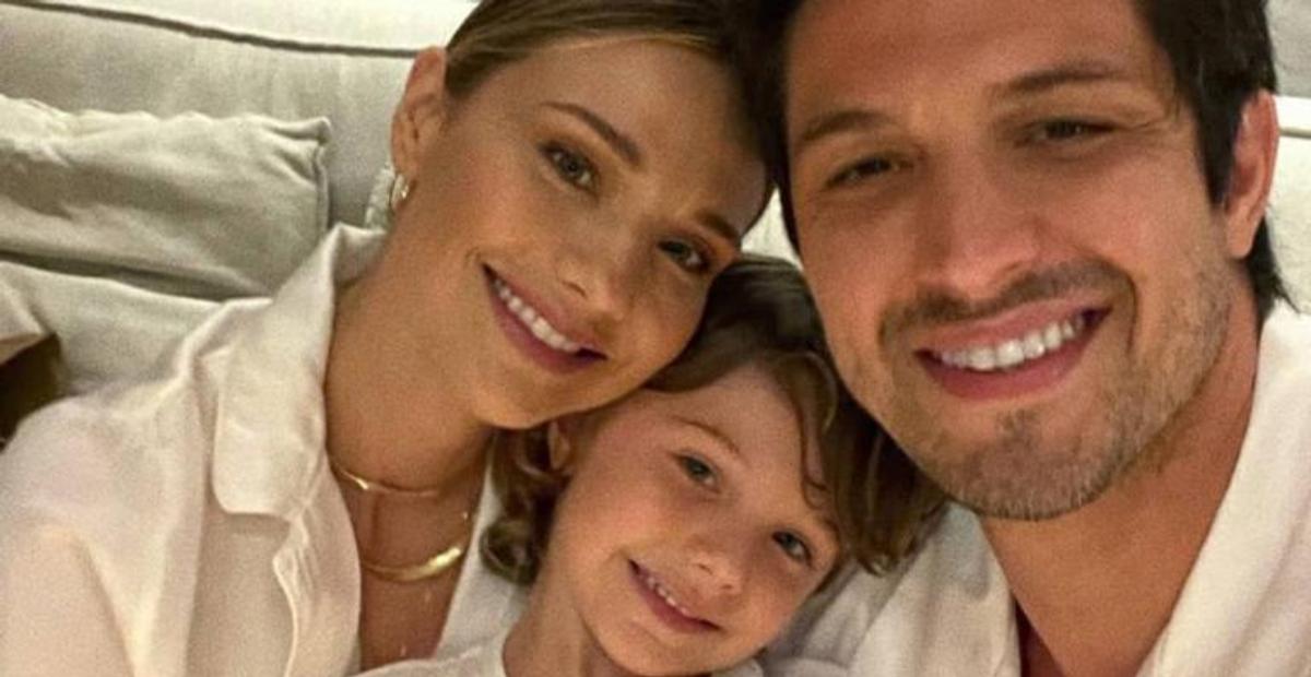 Romulo Estrela publica linda selfie em família e encanta a web: ”Maravilhosos”