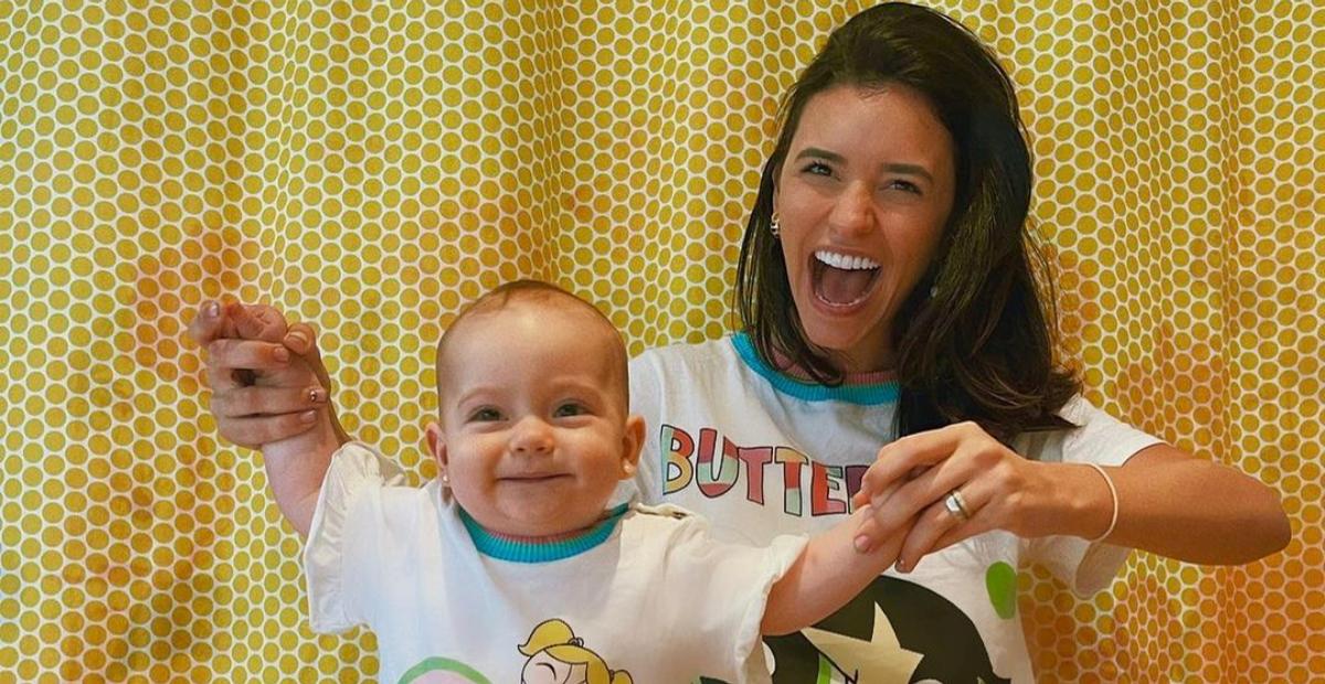 Talita Younan faz sessão fotográfica para celebrar o primeiro Natal da filha, Isabel