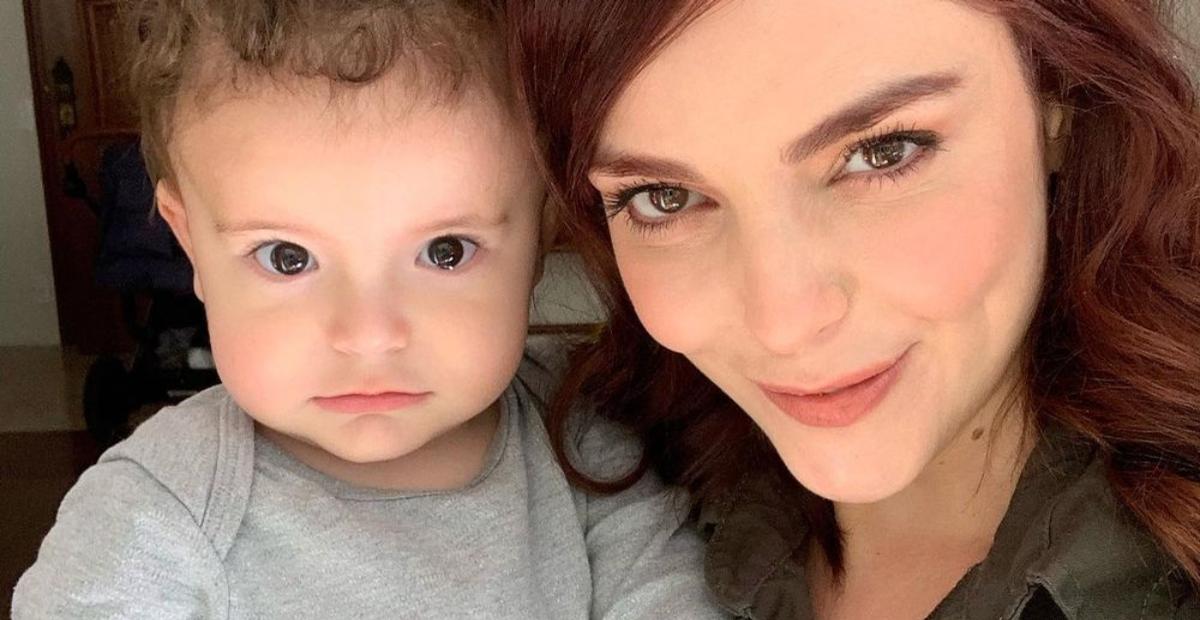 Titi Müller leva Benjamin para ver as decorações de Natal: ”Mamãe Grinch e seu ajudante”