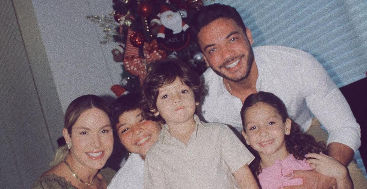 Wesley Safadão posa com a família em clima natalino e recebe elogios: ”Maravilhosos”
