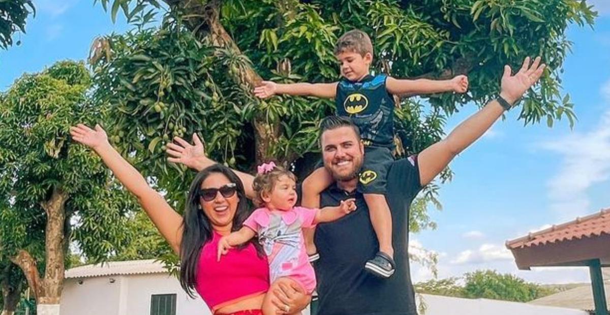 Zé Neto exibe registros natalinos ao lado da esposa e dos filhos e web reage: ”Família linda”