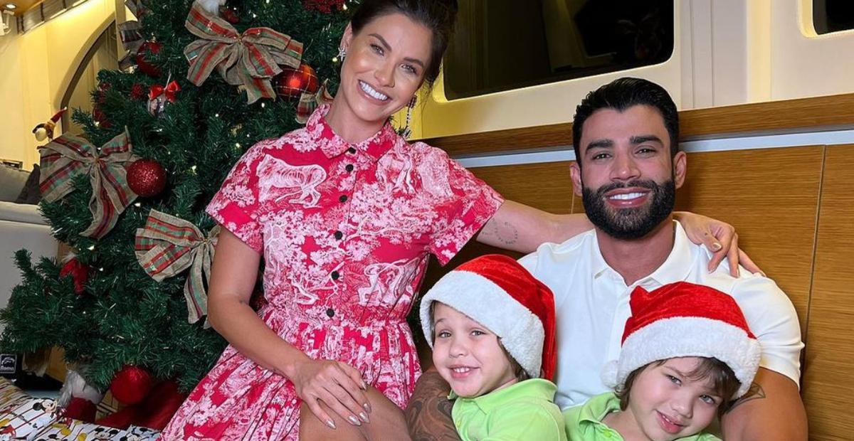 Andressa Suita e Gusttavo Lima se reúnem para trocar presentes com os filhos