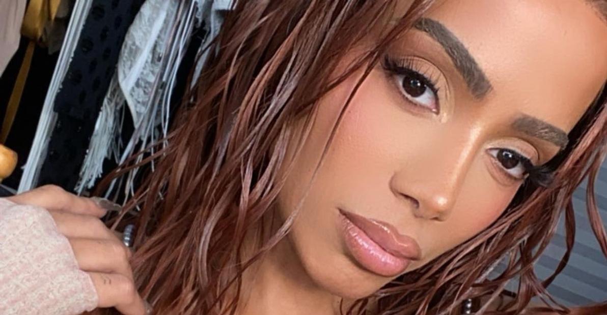 Para o Natal, Anitta aposta em vestido curtinho avaliado em R$ 60 mil