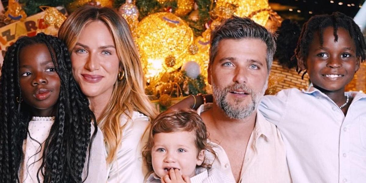 Ao lado dos filhos, Gio Ewbank e Bruno Gagliasso compartilham fotos encantadoras da festa de Natal