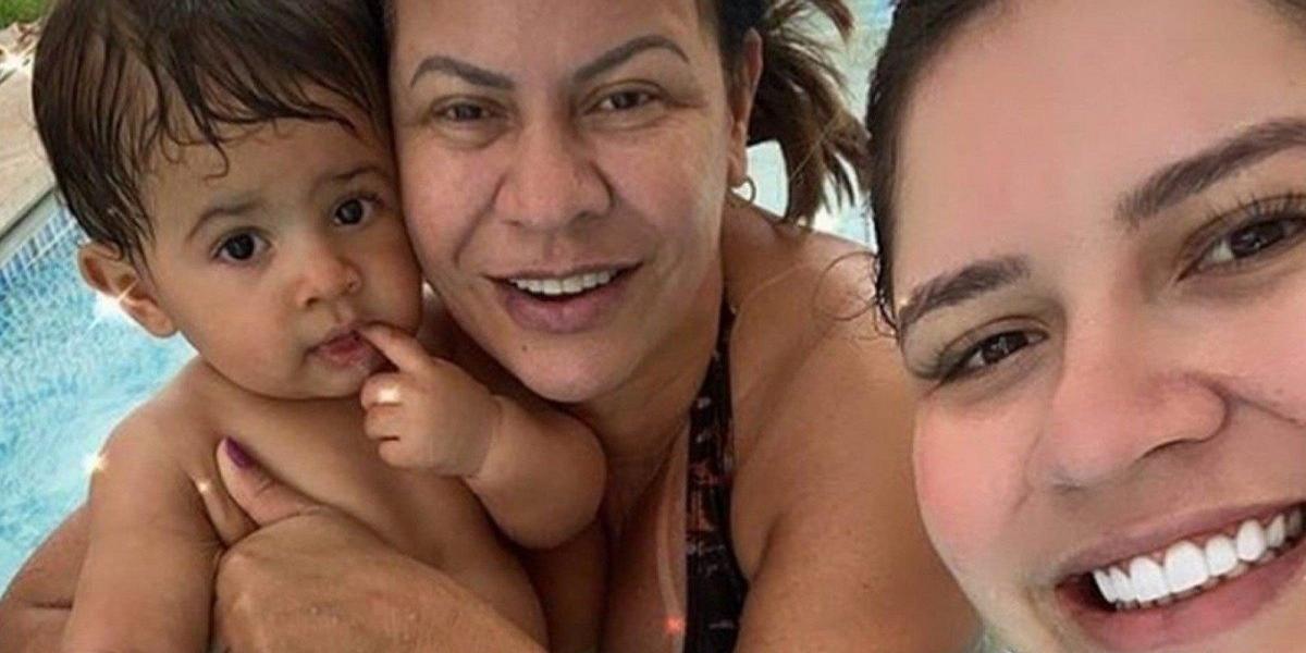 Mãe de Marília Mendonça posa ao lado do neto, Leo, em primeiro Natal sem Marília Mendonça