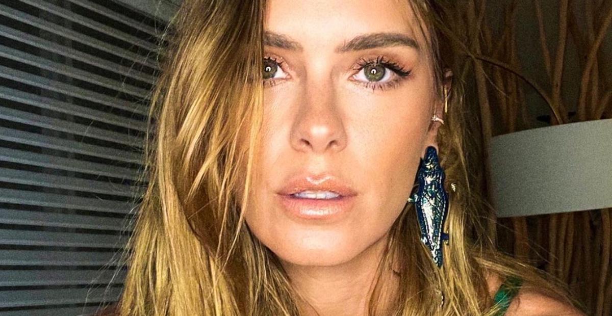 Carolina Dieckmann se joga na piscina só de maiô e impressiona web: ”Sereia”