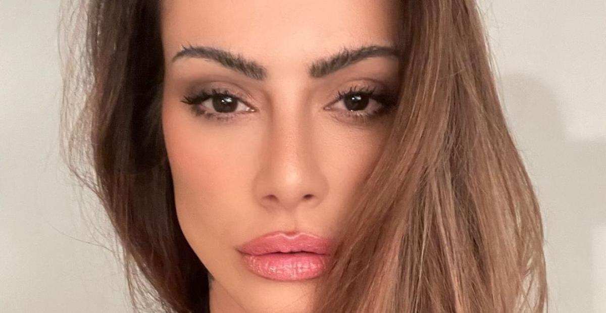 Sexy, Cleo sensualiza em vestidinho de veludo em clique quente na cama: ”Mamãe Noel”