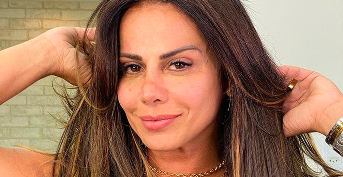 Aos 46 anos, Viviane Araújo arrasa com biquíni fininho: ”Perfeita!”