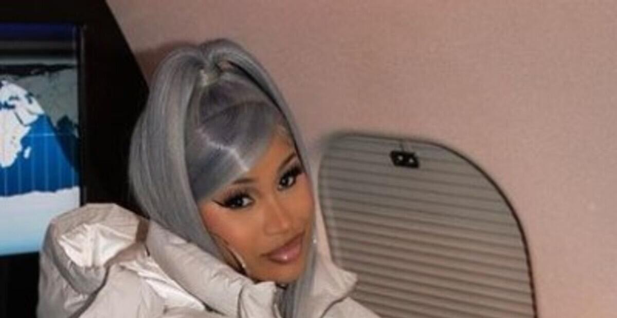 Cardi B posta foto de Natal em frente à bela árvore com filha e enteada