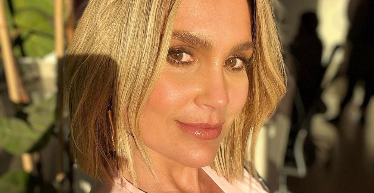 Giulia Costa curte praia e curvas chamam atenção no Rio