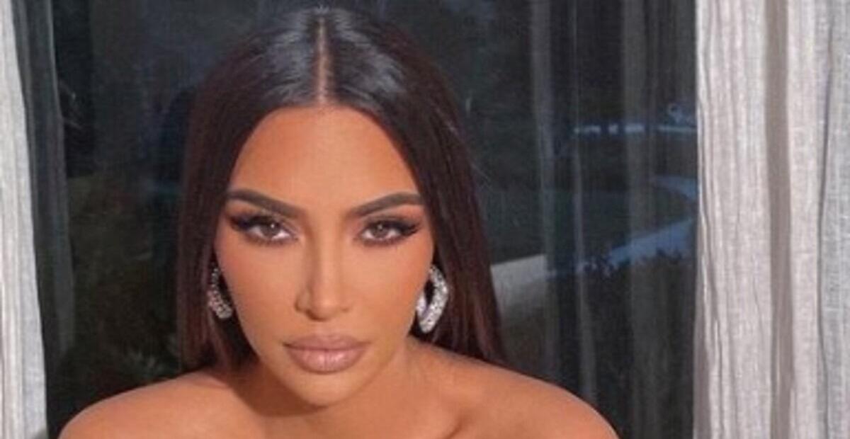 Kim Kardashian aparece com look poderoso em fotos de Natal em família